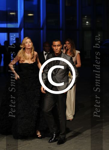 Amsterdam 21 november 2011
Premiere Nova Zembla in het RAI theater. De film is geregisseerd door Reinout Oerlemans en Robert de Hoog en Doutzen Kroes spelen de hoofdrollen.
Prinses Maxima en prins Wilem Alexander zijn de eregasten.Doutzen met man Sunnery James
Peter Smulders bv