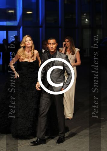 Amsterdam 21 november 2011
Premiere Nova Zembla in het RAI theater. De film is geregisseerd door Reinout Oerlemans en Robert de Hoog en Doutzen Kroes spelen de hoofdrollen.
Prinses Maxima en prins Wilem Alexander zijn de eregasten.Doutzen met man Sunnery James
Peter Smulders bv