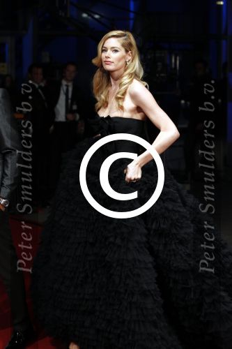 Amsterdam 21 november 2011
Premiere Nova Zembla in het RAI theater. De film is geregisseerd door Reinout Oerlemans en Robert de Hoog en Doutzen Kroes spelen de hoofdrollen.
Prinses Maxima en prins Wilem Alexander zijn de eregasten.Doutzen met man Sunnery James
Peter Smulders bv