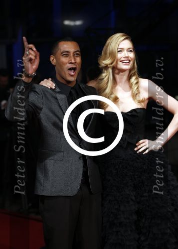 Amsterdam 21 november 2011
Premiere Nova Zembla in het RAI theater. De film is geregisseerd door Reinout Oerlemans en Robert de Hoog en Doutzen Kroes spelen de hoofdrollen.
Prinses Maxima en prins Wilem Alexander zijn de eregasten.Doutzen met man Sunnery James
Peter Smulders bv