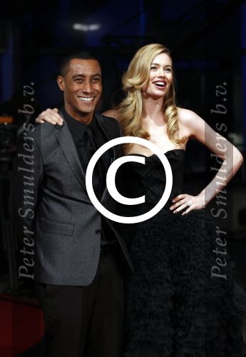 Amsterdam 21 november 2011
Premiere Nova Zembla in het RAI theater. De film is geregisseerd door Reinout Oerlemans en Robert de Hoog en Doutzen Kroes spelen de hoofdrollen.
Prinses Maxima en prins Wilem Alexander zijn de eregasten.Doutzen met man Sunnery James
Peter Smulders bv