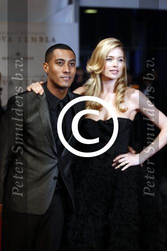 Amsterdam 21 november 2011
Premiere Nova Zembla in het RAI theater. De film is geregisseerd door Reinout Oerlemans en Robert de Hoog en Doutzen Kroes spelen de hoofdrollen.
Prinses Maxima en prins Wilem Alexander zijn de eregasten.Doutzen met man Sunnery James
Peter Smulders bv