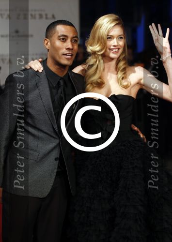 Amsterdam 21 november 2011
Premiere Nova Zembla in het RAI theater. De film is geregisseerd door Reinout Oerlemans en Robert de Hoog en Doutzen Kroes spelen de hoofdrollen.
Prinses Maxima en prins Wilem Alexander zijn de eregasten.Doutzen met man Sunnery James
Peter Smulders bv