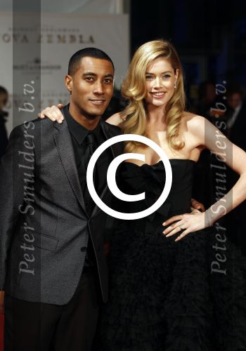 Amsterdam 21 november 2011
Premiere Nova Zembla in het RAI theater. De film is geregisseerd door Reinout Oerlemans en Robert de Hoog en Doutzen Kroes spelen de hoofdrollen.
Prinses Maxima en prins Wilem Alexander zijn de eregasten.Doutzen met man Sunnery James
Peter Smulders bv