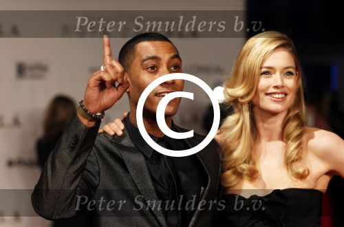 Amsterdam 21 november 2011
Premiere Nova Zembla in het RAI theater. De film is geregisseerd door Reinout Oerlemans en Robert de Hoog en Doutzen Kroes spelen de hoofdrollen.
Prinses Maxima en prins Wilem Alexander zijn de eregasten.Doutzen met man Sunnery James
Peter Smulders bv