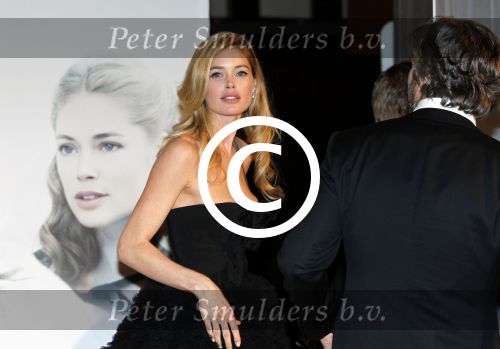 Amsterdam 21 november 2011
Premiere Nova Zembla in het RAI theater. De film is geregisseerd door Reinout Oerlemans en Robert de Hoog en Doutzen Kroes spelen de hoofdrollen.
Prinses Maxima en prins Wilem Alexander zijn de eregasten.Doutzen met man Sunnery James
Peter Smulders bv