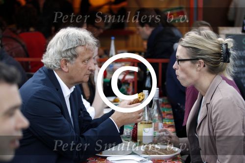 Amsterdam 19 augustus 2011
Theater festival de parade in Amsterdam. Burgemeester Eberhard v d Laan met zijn vrouw op de parade
Peter Smulders bv