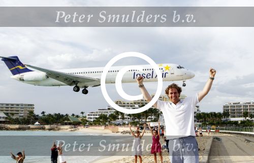 Sint Maarten 9 november 2011
Edwin Smulders bij vliegveld Sint Maarten met laag overkomende vliegtuigen.
Peter Smulders bv