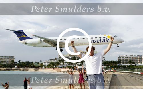Sint Maarten 9 november 2011
Edwin Smulders bij vliegveld Sint Maarten met laag overkomende vliegtuigen.
Peter Smulders bv