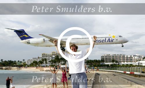 Sint Maarten 9 november 2011
Edwin Smulders bij vliegveld Sint Maarten met laag overkomende vliegtuigen.
Peter Smulders bv