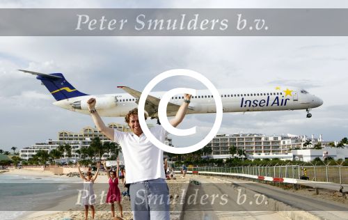Sint Maarten 9 november 2011
Edwin Smulders bij vliegveld Sint Maarten met laag overkomende vliegtuigen.
Peter Smulders bv