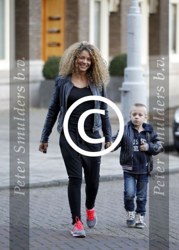 Amsterdam 28 november 2011
Opening sportschool Carlos Lens. Fajah Lourens met zoon
Peter Smulders bv