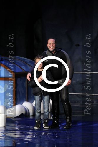 Harderwijk 30 november 2011
Frans Bauer aan het trainen voor show met dolfijnen in het dolfinarium. Zijn vader en zoon Christiaan zijn erbij.
Peter Smulders bv