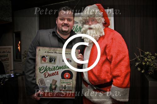 BAARN - In Restaurant Vuur is de perspresentatie gehouden van de nieuwe kerst cd genaamd Christmas Duets.  Met op de foto Frans Duijts en de Kerstman. FOTO PETER SMULDERS BV