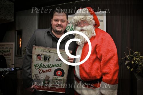 BAARN - In Restaurant Vuur is de perspresentatie gehouden van de nieuwe kerst cd genaamd Christmas Duets.  Met op de foto Frans Duijts en de Kerstman. FOTO PETER SMULDERS BV
