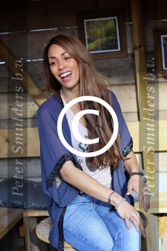 BAARN - In Restaurant Vuur is de perspresentatie gehouden van de nieuwe kerst cd genaamd Christmas Duets.  Met op de foto zangeres Glennis Grace. FOTO PETER SMULDERS BV