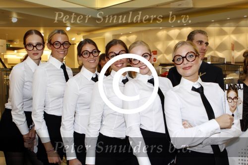 Amsterdam 31 oktober 2011
Veldhuis en Kemper reiken  aan Linda de Mol het eerste exemplaar uit van haar boek met daarin al haar aditorials uit de LINDA. De presentatie was in de bijenkorf waar heel veel publiek of afgekomen was. hostessen
Peter Smulders bv