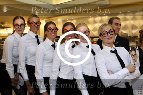 Amsterdam 31 oktober 2011
Veldhuis en Kemper reiken  aan Linda de Mol het eerste exemplaar uit van haar boek met daarin al haar aditorials uit de LINDA. De presentatie was in de bijenkorf waar heel veel publiek of afgekomen was. hostessen
Peter Smulders bv