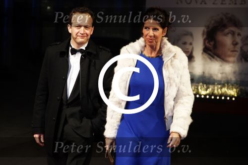 Amsterdam 21 november 2011
Premiere Nova Zembla in het RAI theater. De film is geregisseerd door Reinout Oerlemans en Robert de Hoog en Doutzen Kroes spelen de hoofdrollen.
Prinses Maxima en prins Wilem Alexander zijn de eregasten. Isa Hoes met collega
Peter Smulders bv