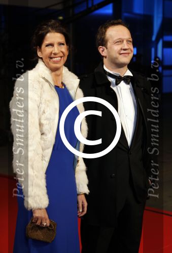 Amsterdam 21 november 2011
Premiere Nova Zembla in het RAI theater. De film is geregisseerd door Reinout Oerlemans en Robert de Hoog en Doutzen Kroes spelen de hoofdrollen.
Prinses Maxima en prins Wilem Alexander zijn de eregasten. Isa Hoes met collega
Peter Smulders bv