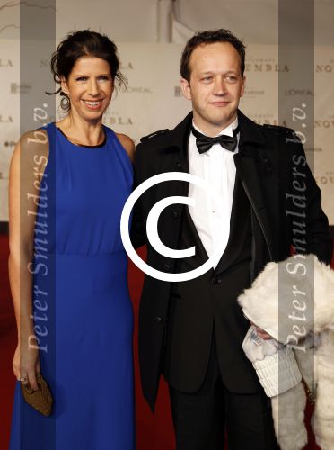 Amsterdam 21 november 2011
Premiere Nova Zembla in het RAI theater. De film is geregisseerd door Reinout Oerlemans en Robert de Hoog en Doutzen Kroes spelen de hoofdrollen.
Prinses Maxima en prins Wilem Alexander zijn de eregasten. Isa Hoes met collega
Peter Smulders bv