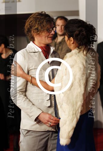 Amsterdam 21 november 2011
Premiere Nova Zembla in het RAI theater. De film is geregisseerd door Reinout Oerlemans en Robert de Hoog en Doutzen Kroes spelen de hoofdrollen.
Prinses Maxima en prins Wilem Alexander zijn de eregasten. Isa Hoes met collega
Peter Smulders bv