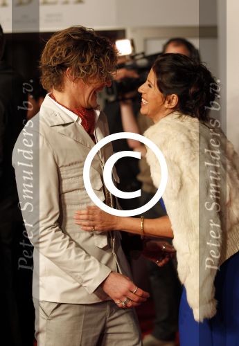 Amsterdam 21 november 2011
Premiere Nova Zembla in het RAI theater. De film is geregisseerd door Reinout Oerlemans en Robert de Hoog en Doutzen Kroes spelen de hoofdrollen.
Prinses Maxima en prins Wilem Alexander zijn de eregasten. Isa Hoes met collega
Peter Smulders bv