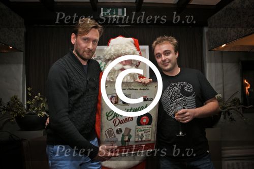 BAARN - In Restaurant Vuur is de perspresentatie gehouden van de nieuwe kerst cd genaamd Christmas Duets. Met op de foto David Schreurs, Kerstman en Jan van Wieringen. FOTO PETER SMULDERS BV