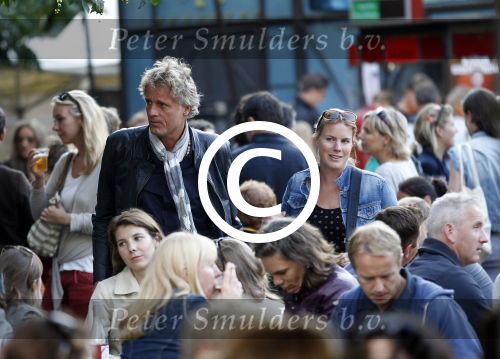 Amsterdam 19 augustus 2011
Theater festival de parade in Amsterdam. Jeroen Pauw met vrienden en vriendinnen
Peter Smulders bv