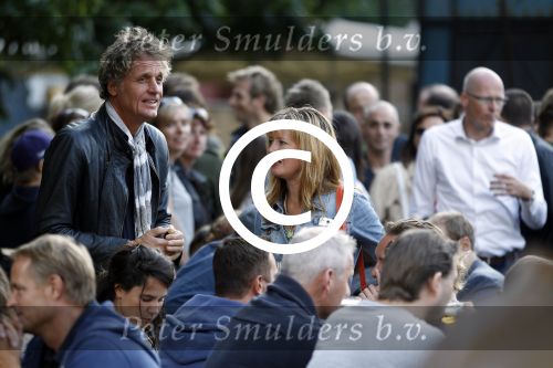 Amsterdam 19 augustus 2011
Theater festival de parade in Amsterdam. Jeroen Pauw met vrienden en vriendinnen
Peter Smulders bv