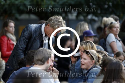 Amsterdam 19 augustus 2011
Theater festival de parade in Amsterdam. Jeroen Pauw met vrienden en vriendinnen
Peter Smulders bv