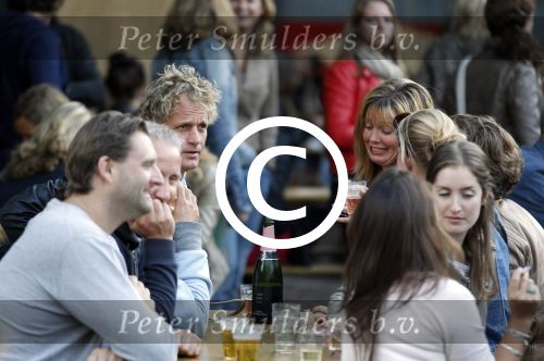 Amsterdam 19 augustus 2011
Theater festival de parade in Amsterdam. Jeroen Pauw met vrienden en vriendinnen
Peter Smulders bv