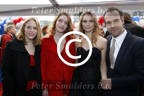 Amsterdam 26 november 2011
Premiere Dolfje Weerwolfje in carre. Joram Lursen met dochters
Peter Smulders bv