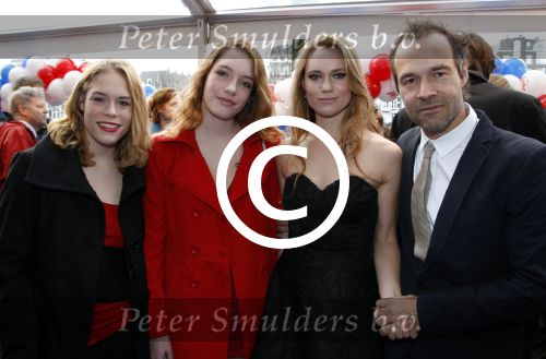 Amsterdam 26 november 2011
Premiere Dolfje Weerwolfje in carre. Joram Lursen met dochters
Peter Smulders bv