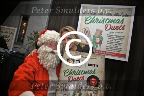 BAARN - In Restaurant Vuur is de perspresentatie gehouden van de nieuwe kerst cd genaamd Christmas Duets.  Met op de foto zangeres Krystl Pullens en de Kerstman. FOTO PETER SMULDERS BV