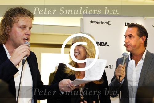 Amsterdam 31 oktober 2011
Veldhuis en Kemper reiken  aan Linda de Mol het eerste exemplaar uit van haar boek met daarin al haar aditorials uit de LINDA. De presentatie was in de bijenkorf waar heel veel publiek of afgekomen was.
Peter Smulders bv