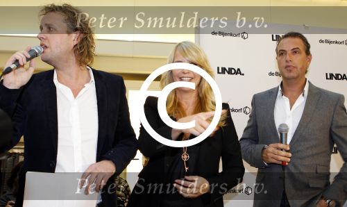 Amsterdam 31 oktober 2011
Veldhuis en Kemper reiken  aan Linda de Mol het eerste exemplaar uit van haar boek met daarin al haar aditorials uit de LINDA. De presentatie was in de bijenkorf waar heel veel publiek of afgekomen was.
Peter Smulders bv