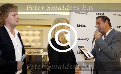 Amsterdam 31 oktober 2011
Veldhuis en Kemper reiken  aan Linda de Mol het eerste exemplaar uit van haar boek met daarin al haar aditorials uit de LINDA. De presentatie was in de bijenkorf waar heel veel publiek of afgekomen was.
Peter Smulders bv