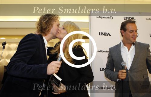 Amsterdam 31 oktober 2011
Veldhuis en Kemper reiken  aan Linda de Mol het eerste exemplaar uit van haar boek met daarin al haar aditorials uit de LINDA. De presentatie was in de bijenkorf waar heel veel publiek of afgekomen was.
Peter Smulders bv