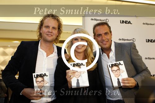 Amsterdam 31 oktober 2011
Veldhuis en Kemper reiken  aan Linda de Mol het eerste exemplaar uit van haar boek met daarin al haar aditorials uit de LINDA. De presentatie was in de bijenkorf waar heel veel publiek of afgekomen was.
Peter Smulders bv