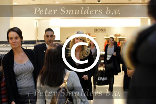 Amsterdam 31 oktober 2011
Veldhuis en Kemper reiken  aan Linda de Mol het eerste exemplaar uit van haar boek met daarin al haar aditorials uit de LINDA. De presentatie was in de bijenkorf waar heel veel publiek of afgekomen was.
Peter Smulders bv