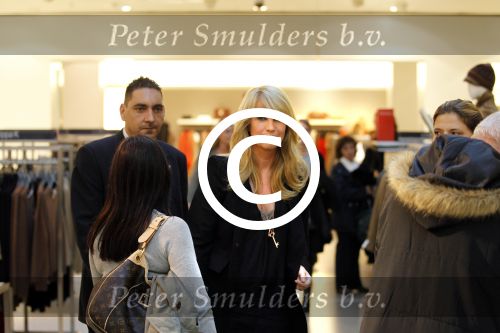 Amsterdam 31 oktober 2011
Veldhuis en Kemper reiken  aan Linda de Mol het eerste exemplaar uit van haar boek met daarin al haar aditorials uit de LINDA. De presentatie was in de bijenkorf waar heel veel publiek of afgekomen was.
Peter Smulders bv
