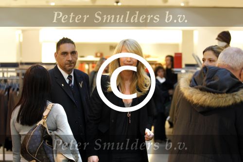 Amsterdam 31 oktober 2011
Veldhuis en Kemper reiken  aan Linda de Mol het eerste exemplaar uit van haar boek met daarin al haar aditorials uit de LINDA. De presentatie was in de bijenkorf waar heel veel publiek of afgekomen was.
Peter Smulders bv