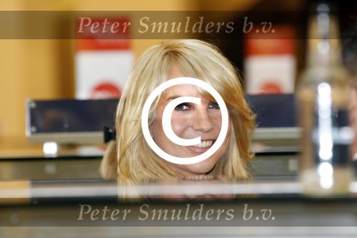 Amsterdam 31 oktober 2011
Veldhuis en Kemper reiken  aan Linda de Mol het eerste exemplaar uit van haar boek met daarin al haar aditorials uit de LINDA. De presentatie was in de bijenkorf waar heel veel publiek of afgekomen was.
Peter Smulders bv