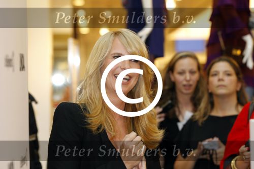 Amsterdam 31 oktober 2011
Veldhuis en Kemper reiken  aan Linda de Mol het eerste exemplaar uit van haar boek met daarin al haar aditorials uit de LINDA. De presentatie was in de bijenkorf waar heel veel publiek of afgekomen was.
Peter Smulders bv
