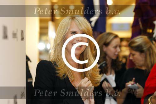 Amsterdam 31 oktober 2011
Veldhuis en Kemper reiken  aan Linda de Mol het eerste exemplaar uit van haar boek met daarin al haar aditorials uit de LINDA. De presentatie was in de bijenkorf waar heel veel publiek of afgekomen was.
Peter Smulders bv