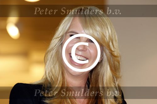 Amsterdam 31 oktober 2011
Veldhuis en Kemper reiken  aan Linda de Mol het eerste exemplaar uit van haar boek met daarin al haar aditorials uit de LINDA. De presentatie was in de bijenkorf waar heel veel publiek of afgekomen was.
Peter Smulders bv