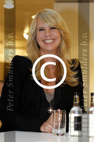 Amsterdam 31 oktober 2011
Veldhuis en Kemper reiken  aan Linda de Mol het eerste exemplaar uit van haar boek met daarin al haar aditorials uit de LINDA. De presentatie was in de bijenkorf waar heel veel publiek of afgekomen was.
Peter Smulders bv
