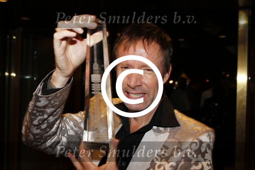 Amsterdam 21 oktober 2011
Uitreiking televizierring 2011 in carre. Man bijt hond
Peter Smulders bv
