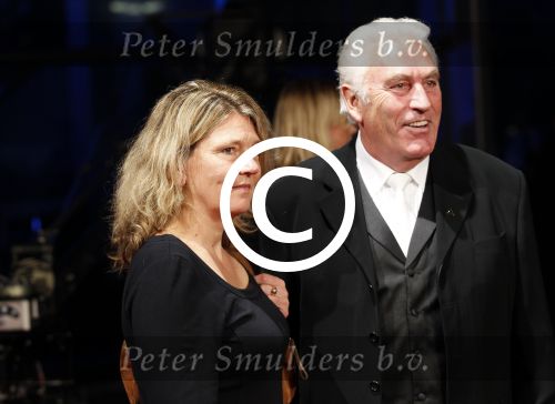 Amsterdam 21 november 2011
Premiere Nova Zembla in het RAI theater. De film is geregisseerd door Reinout Oerlemans en Robert de Hoog en Doutzen Kroes spelen de hoofdrollen.
Prinses Maxima en prins Wilem Alexander zijn de eregasten. Marco Bakker met stiefdochter
Peter Smulders bv